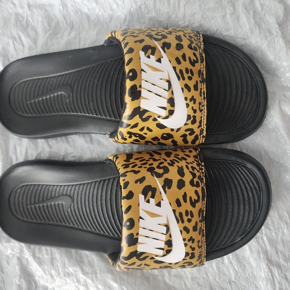 Leapord nike slides - Picture 2 of 3